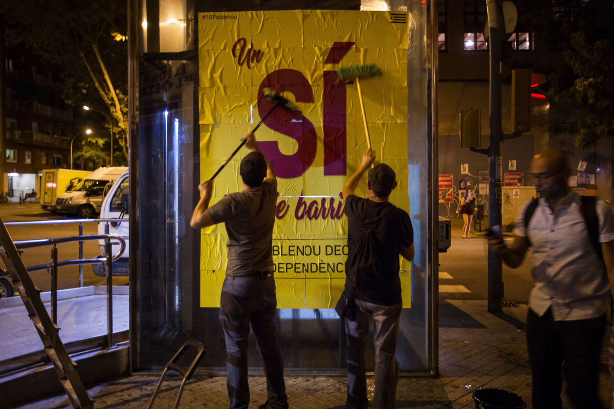 Сторонники запрещенного референдума расклеивают плакаты